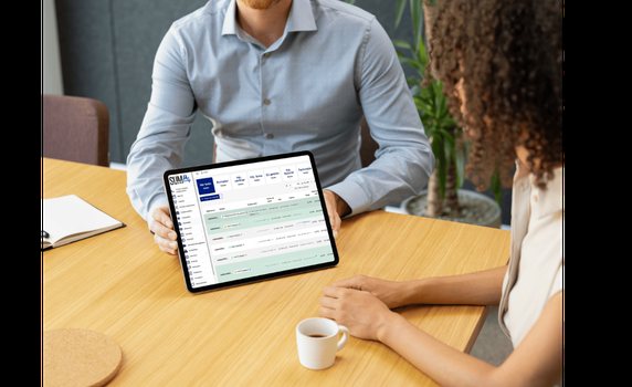 Colaborador mostrando el CRM de Suma en una tablet a un cliente