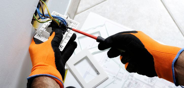 Electricista colaborador de luz y gas activando el suministro en una instalación y ganando comisiones altas con Suma Canales de Venta