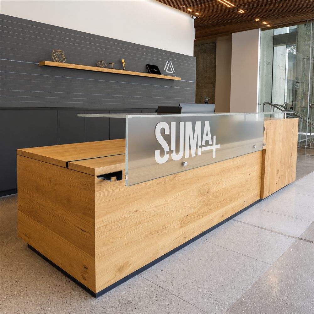 Recepción de las oficinas de Suma Canales de Venta con el logo SUMA+