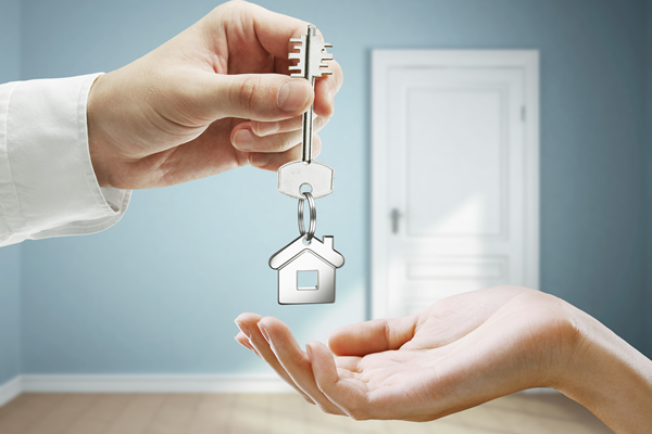 Inmobiliaria colaboradora de luz y gas gestionando altas y cambios de titular con comisiones altas en Suma Canales de Venta